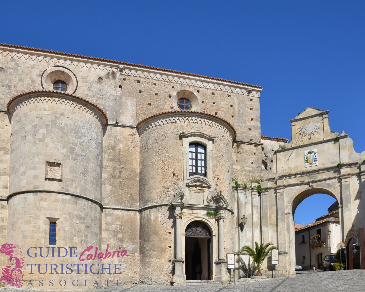 Gerace-Cattedrale-Tour-Guide-Turistiche-Associate-Calabria-Italy01mini